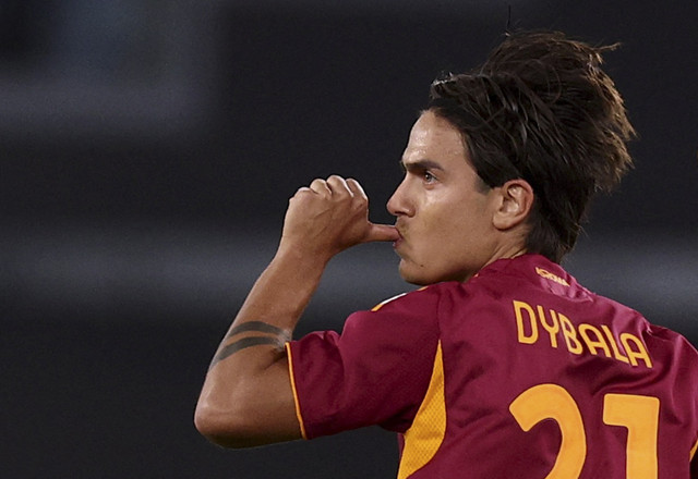Pemain AS Roma Paulo Dybala  berelebrasi usai mencetak gol ke gawang Viktoria Plzen dalam pertandingan Liga Europa musim 2025/2026 di Stadio Olimpico, Roma, Italia, Kamis (23/10/2025). Foto: Guglielmo Mangiapane/Reuters