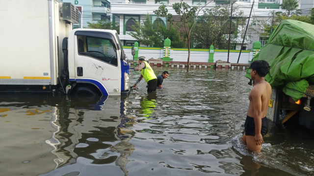 Kondisi banjir di Jalan Kaligawe (Jalan Pantura Semarang - Demak), di Kecamatan Genuk, Kota Semarang, Jumat (24/10/2025). Foto: Intan Alliva Khansa/kumparan