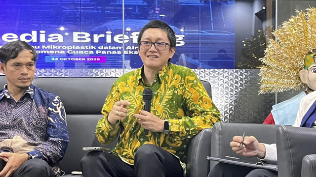 Profesor Riset Badan Riset dan Inovasi Nasional (BRIN) Muhammad Reza Cordova (kedua kanan) menyamapaikan keterangan pers di Balai Kota, Jakarta Pusat pada Jumat (24/10/2025). Foto: Nasywa Athifah/kumparan