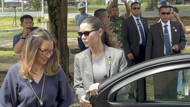 Ibu negara Brasil, Janja Lula da Silva masuk ke dalam mobilnya usai melihat distribusi MBG di SD Angkasa 05, Jakarta Timur, Jumat (24/10/2025). Foto: Abid Raihan/kumparan