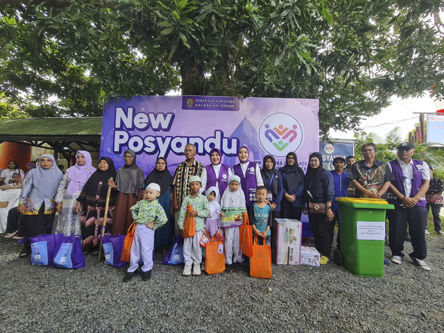 Ketua TP PKK sekaligus Tim Pembina Posyandu Tri Tito Karnavian di Posyandu Sultan, Palangkaraya, Kalteng, Kamis (23/10/2025). Foto: Dok. Kemendagri