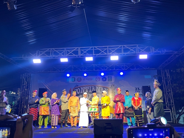 Wali Kota Pontianak, Edi Rusdi Kamtono resmi membuka Pontianak Expo International Exhibition 2025 di Gedung Pontianak Convention Centre (PCC) pada Kamis malam, 23 Oktober 2025. Foto: Dok. Hi!Pontianak