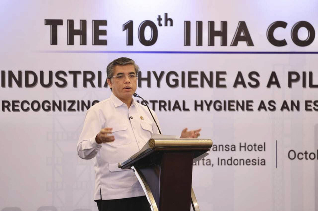 Menaker Yassierli memberi sambutan pada kegiatan The 10th IIHA Connect 2025 yang mengusung tema "Industrial Hygiene as a Pillar of Sustainability: Recognizing Industrial Hygiene as an Essential Key for Successing SDGs", Rabu (23/10/2025). Foto: Dok. Kemnaker RI