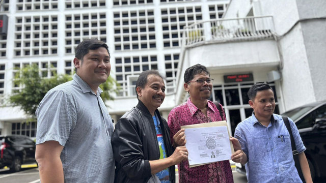 Roy Suryo cs usai menyerahkan fotokopi ijazah terlegalisir Joko Widodo yang digunakan dalam pencalonan Presiden tahun 2014 di KPU RI, Jakarta, Jumat (24/10/2025). Foto: Amira Nada Fauziyyah/kumparan