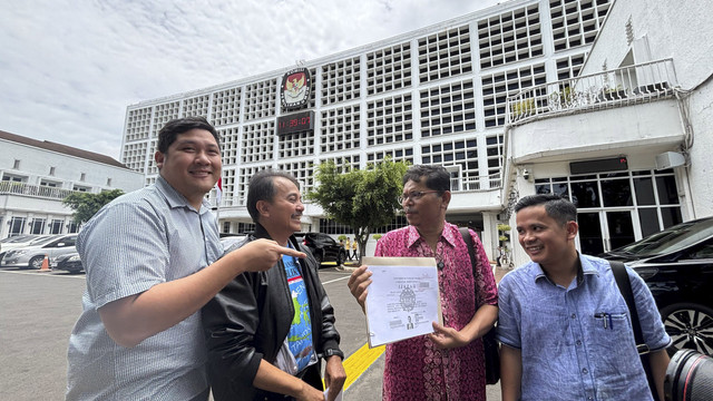 Roy Suryo cs usai menyerahkan fotokopi ijazah terlegalisir Joko Widodo yang digunakan dalam  pencalonan Presiden tahun 2014 di KPU RI, Jakarta, Jumat (24/10/2025). Foto: Amira Nada Fauziyyah/kumparan