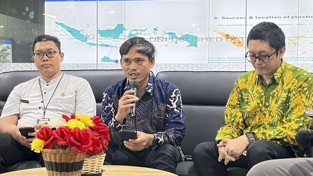 Fungsional Madya Pengamat Meteorologi dan Geofisika BMKG Dwi Atmoko (tengah), saat media briefing di Balai Kota, Gambir, Jakarta Pusat, Jumat (24/10/2025).  Foto: Nasywa Athifah/kumparan