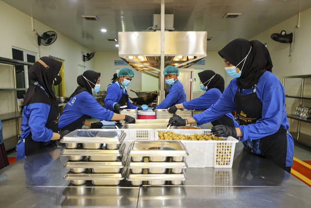 Sejumlah pekerja menyiapkan paket makanan untuk program makan bergizi gratis (MBG) di Halim Perdanakusuma, Jakarta Timur, Jumat (24/10/2025). Foto: Iqbal Firdaus/kumparan