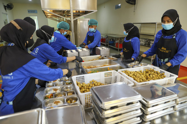 Sejumlah pekerja menyiapkan paket makanan untuk program makan bergizi gratis (MBG) di Halim Perdanakusuma, Jakarta Timur, Jumat (24/10/2025). Foto: Iqbal Firdaus/kumparan