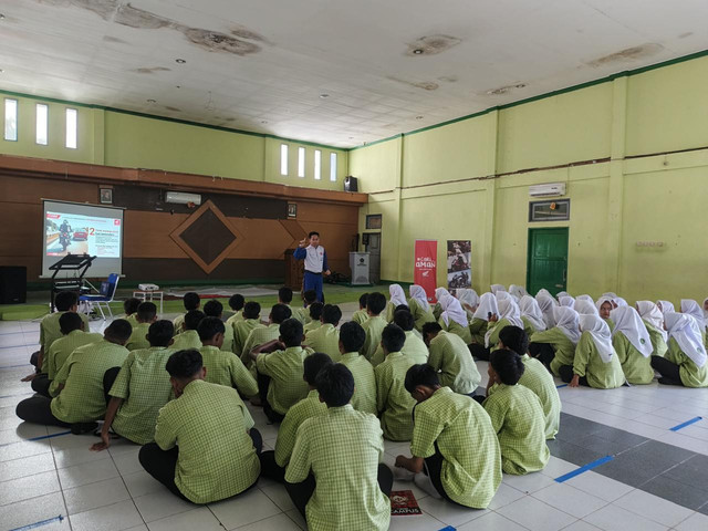 Astra Motor Kalimantan Barat menggelar kegiatan edukasi Safety Riding di MAN 1 Pontianak. Foto: Dok. Asmo Kalbar