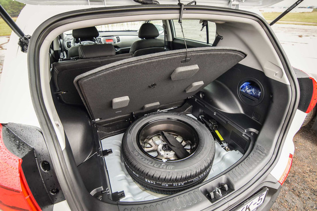 Ilustrasi ban mobil cadangan. Foto: Dok. Shutterstock
