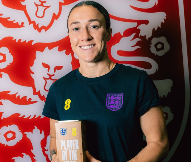 Lucy Bronze dinobatkan sebagai England Women's Player of the Year 2024/25. Foto: Instagram @lionesses