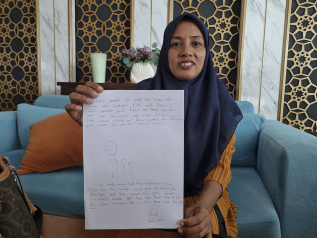 Melda Safitri usai berbincang dengan kumparan. Di akhir pertemuan, ia menulis curahan isi hatinya dalam selembar kertas. Dok: kumparan
