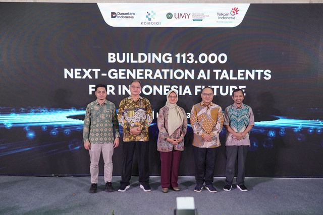 Direktur Utama Telkom Dian Siswarini saat acara Digistar Connect: Building 113.000 Next Generation AI Talents for Indonesia’s Future di Universitas Muhammadiyah Yogyakarta (UMY) pada Kamis (23/10). Foto: Telkom