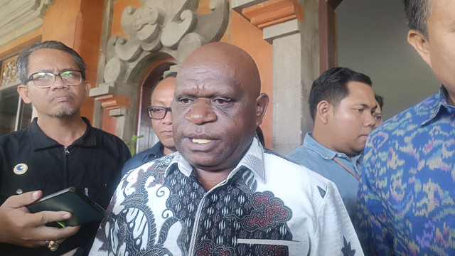 Menteri HAM Natalius Pigai di Gedung Universitas Udayana, Jumat (24/10/2025). Foto: Denita BR Matondang/kumparan