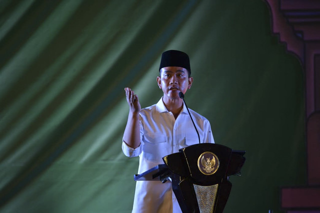 Wapres Gibran Rakabuming Raka dalam Silaturahmi Nasional Alumni Buntet Pesantren, di Lapangan Madrasah Aliyah Nahdlatul Ulama (MANU) Putra Buntet Pesantren, Kabupaten Cirebon, Kamis (23/10/2025). Foto: Dok. Setwapres