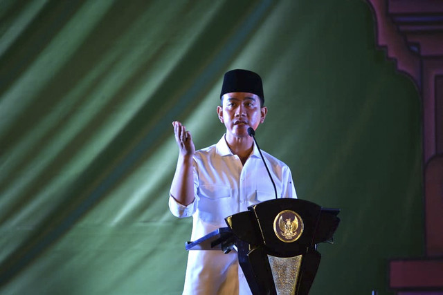Wapres Gibran Rakabuming Raka dalam Silaturahmi Nasional Alumni Buntet Pesantren, di Lapangan Madrasah Aliyah Nahdlatul Ulama (MANU) Putra Buntet Pesantren, Kabupaten Cirebon, Kamis (23/10/2025). Foto: Dok. Setwapres