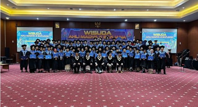Wisudawan dari jurusan S1 DKV dalam acara Wisuda STSRD VISI di Hotel Merapi Merbabu, Yogyakarta pada Selasa (21/10). Foto: Yusuf Hay/Pandangan Jogja