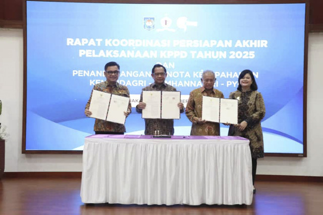 Mendagri Tito Karnavian bersama Gubernur Lemhannas Ace Hasan Syadzily dan Ketua Dewan Pembina PYC Purnomo Yusgiantoro menandatangani kerja sama di Kantor Lemhannas RI, Jakarta, Jumat (24/10/2025). Foto: Dok. Kemendagri