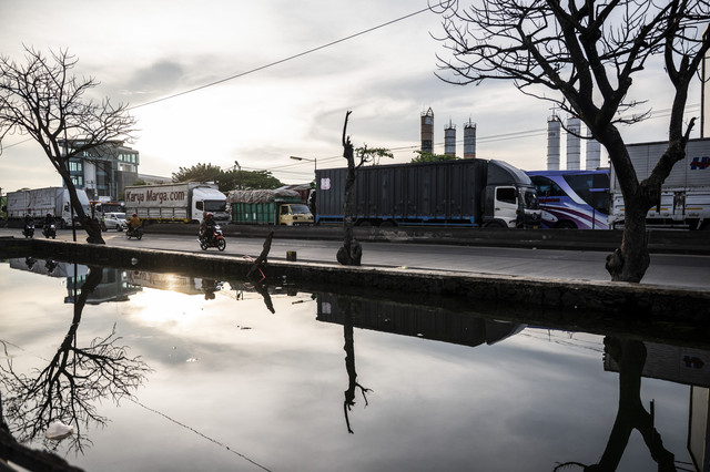 Sejumlah truk terjebak kemacetan di jalur utama pantura Semarang-Surabaya, Jalan Raya Semarang-Demak, Jawa Tengah, Jumat (24/10/2025). Foto: Aprillio Akbar/ANTARA FOTO