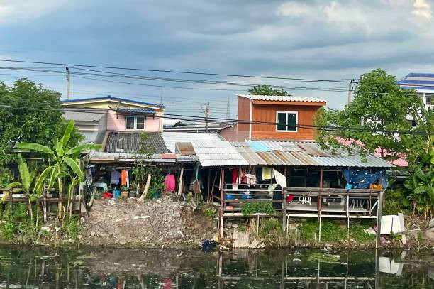 Ilustrasi kawasan permukiman padat di bawah jaringan listrik tegangan tinggi. Foto: Pixabay