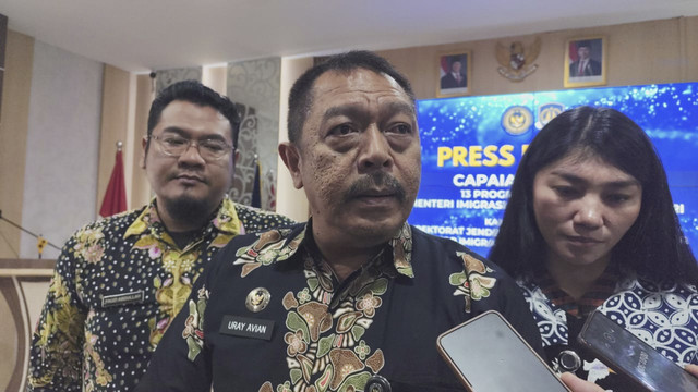 Kepala Kantor Imigrasi Kelas I Khusus TPI Medan, Uray Avian (tengah), Jumat (24/10/2025). Foto: Amar Marpaung/kumparan
