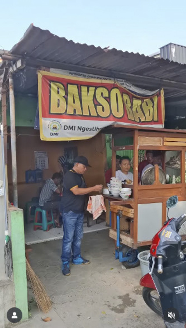 Viral pedagang bakso di Yogyakarta dipasangi spanduk bertuliskan 'bakso babi' oleh Dewan Masjid Indonesia (DMI) Ngestiharjo. Foto: Instagram/ @oktadenta