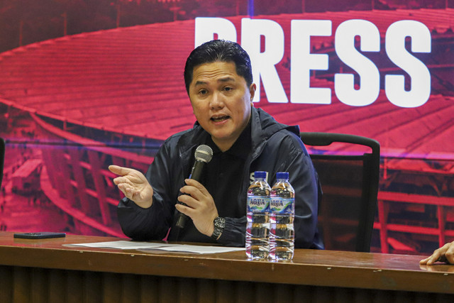 Ketua Umum PSSI Erick Thohir berbicara kepada media terkait perkembangan Timnas Indonesia di Gelora Bung Karno, Jakarta, Jumat (25/10/2025). Foto: Iqbal Firdaus/kumparan