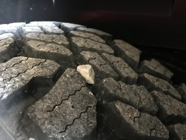 Ilustrasi kerikil terselip pada alur ban mobil. Foto: Dok. Wrangler Forum