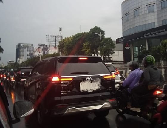 Hujan ini mengakibatkan kemacetan lalu lintas di Simpang Tendean menuju Mampang Prapatan, Jakarta Selatan. Foto: Rini Friastuti/kumparan