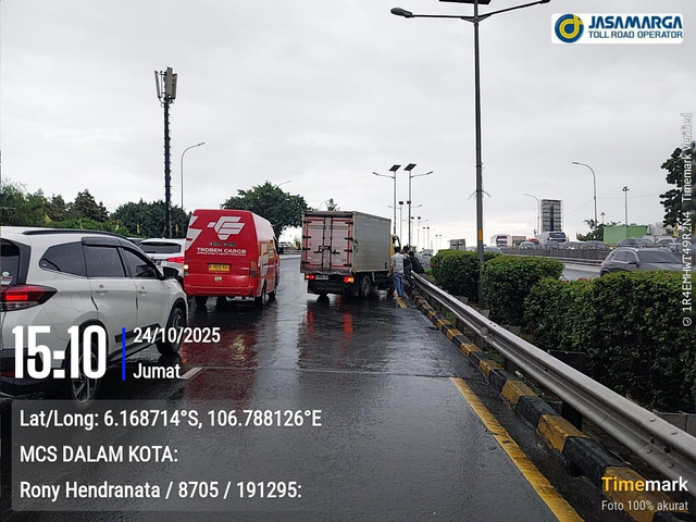 Sejumlah kendaraan tersendat akibat mobil truk yang alami kerusakan pada kaki-kaki di Tol Dalam Kota arah Grogol, Jumat (24/10). Foto: Dok. Istimewa