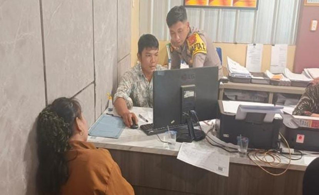 Istri di Palembang bernama Dian Kristina (24) saat berada di SPKT Polrestabes Palembang terkait KDRT yang dialaminya. Foto : Istimewa