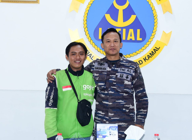 Anggota TNI AL saat berdamai dengan pengendara ojol yang dipukulnya di kawasan Grogol, Jakarta Barat. Foto: Dok. Istimewa