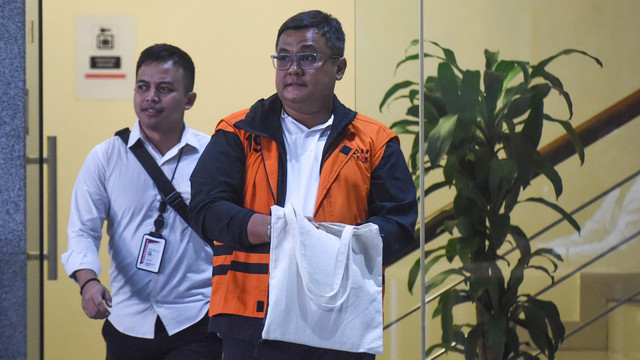 Tersangka kasus dugaan korupsi proyek pembangunan jalan di Sumatera Utara, Topan Obaja Putra Ginting (kanan) berjalan menuju mobil tahanan usai diperiksa di Gedung Merah Putih KPK, Jakarta, Senin (13/10/2025). Foto: ANTARA FOTO/Indrianto Eko Suwarso