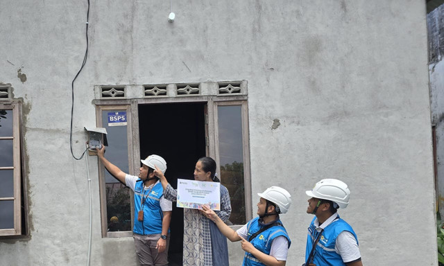 Manager PLN ULP Siantan, Julian Maruli Torang Manurung (kiri), bersama tim melaksanakan penyalaan listrik secara simbolis di rumah Ibu Jamaliah (kedua dari kiri), warga Jl. Hidayah Parit Nanas Dalam, Siantan Hulu, Kec. Pontianak Utara, Kota Pontianak. Foto: Dok. PLN UID Kalbar
