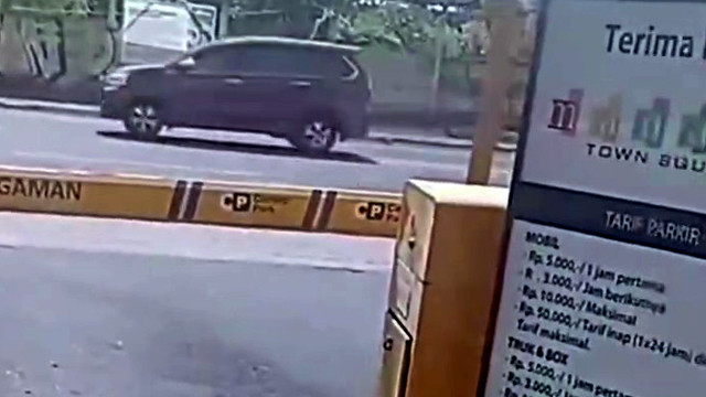 Pintu portal parkir di kawasan Manado Town Square (Mantos) yang tak dibuka karena pengemudi membayar uang parkir menggunakan uang receh.