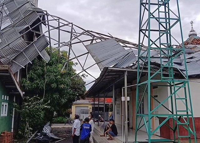 Atap rumah warga yang terbawa angin puting beliung menimpa mushola di Desa Tegalsari, Kecamatan Plered, Kabupaten Cirebon, Jumat (24/10/2025). Foto: kumparan