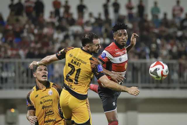 Pemain Madura United Jorge Ambrosio Mendonca (kanan) berebut bola udara dengan pemain Persija Jakarta Jordi Amat (tengah) pada pertandingan BRI Super League di Stadion Gelora Madura Ratu Pamelingan, Pamekasan, Jawa Timur, Jumat (24/10/2025). Foto: Rizal Hanafi/ANTARA FOTO