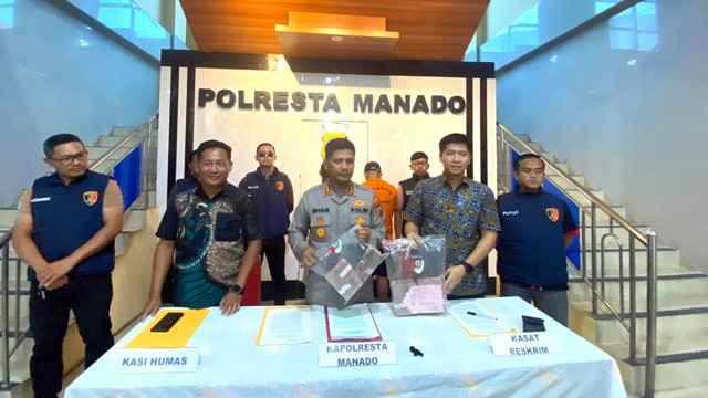 Polresta Manado saat merilis kasus dugaan korupsi proyek pekerjaan Pembangunan Tanggul Penahan Tebing di Kelurahan Malalayang Satu Barat, Kota Manado, Sulawesi Utara. (foto: istimewa)