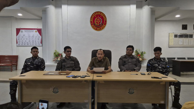 Penetapan tersangka EL, mantan Kadis PUPR Nias Selatan, di Kantor Kejari Nias Selatan, Kamis (23/10/2025). Foto: Dok. Kasi Intelijen Kejari Nias Selatan
