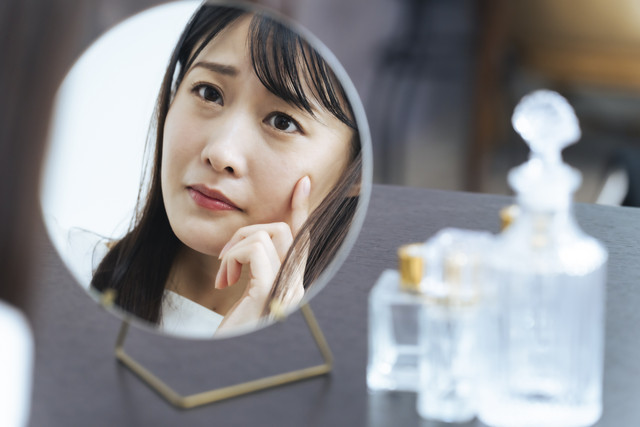 Ilustrasi Perempuan bercermin. Foto: Shutterstock