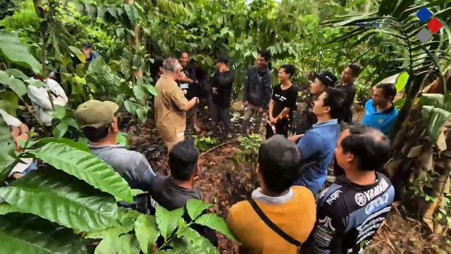 PT Agro Andalan membawa 3 Kades dan rombongan untuk belajar budidaya tanaman kopi di Kampung Ansok. Foto: Dok. PT AAN