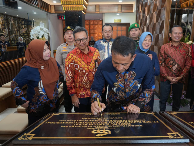 Penandatanganan prasasti oleh Bupati Wahono dalam peresmian gedung baru BPR Bojonegoro, Kamis (24/10/2025). Aset: Istimewa