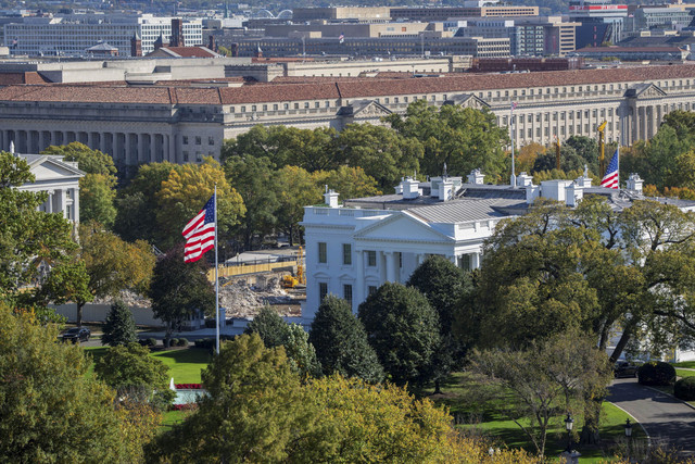 Suasana pembongkaran Sayap Timur Gedung Putih di Washington DC, Amerika Serikat, Kamis (23/10/2025). Foto: Elizabeth Frantz/REUTERS