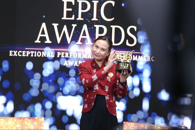 Scarlett meraih dua penghargaan bergengsi di 2025 dari Epic Awards 2025 sebagai #1 Perfume Brand in Indonesia’s E-Commerce serta The Iconomics Awards 2025 yang diberikan kepada CEO dan CFO Scarlett. Foto: Dok. Scarlett