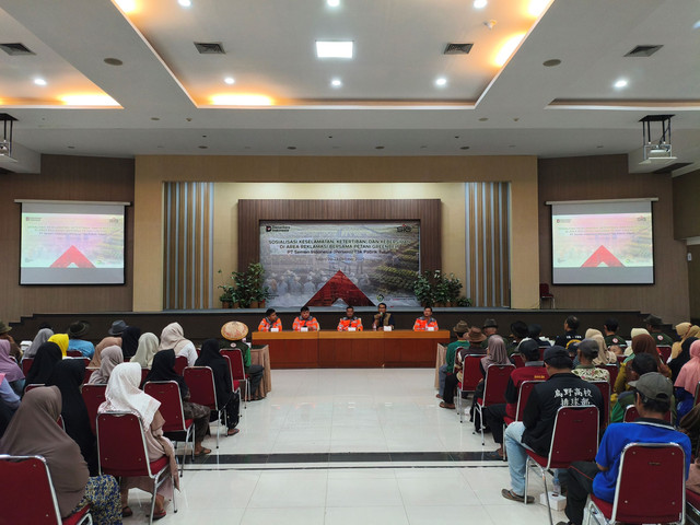 Pembukaan Sosialisasi Keselamatan, Ketertiban, dan Kebersihan, di area reklamasi kepada para petani greenbelt, Rabu (23/10/2025) di ruang Auditorium Kantor Pusat SIG Pabrik Tuban, Desa Sumberarum, Kecamatan Kerek, Tuban. Aset: Istimewa