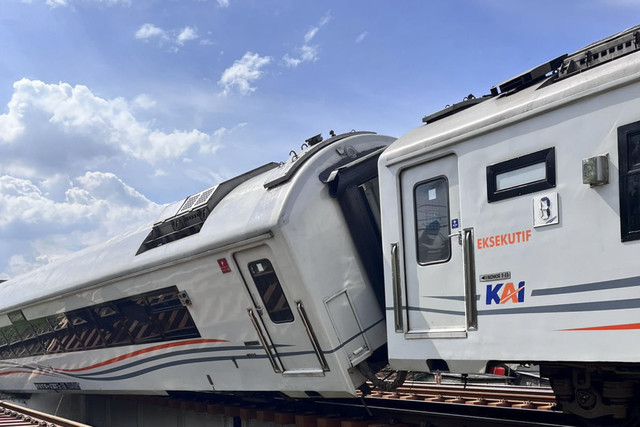 Kereta Api (KA) Purwojaya jurusan Gambir-Cilacap anjlok di emplasemen Stasiun Kedunggedeh, Kabupaten Bekasi, Sabtu (25/10) pukul 14.25 WIB. Foto: Indar Wijaya