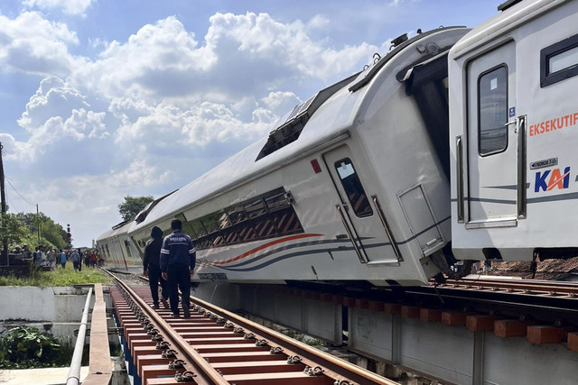 Kereta Api (KA) Purwojaya jurusan Gambir-Cilacap anjlok di emplasemen Stasiun Kedunggedeh, Kabupaten Bekasi, Sabtu (25/10) pukul 14.25 WIB. Foto: Indar Wijaya