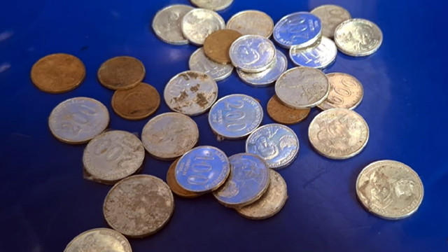 Ilustras uang logam atau uang receh.