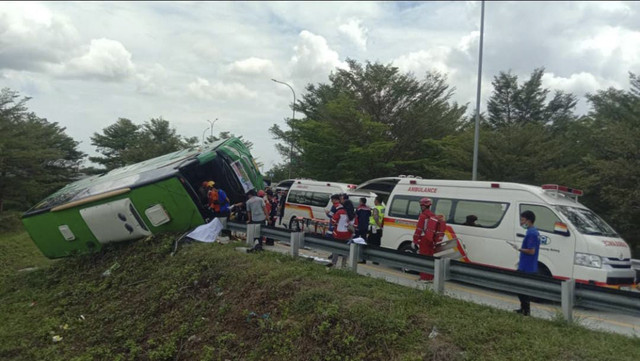 Bus yang mengangkut rombongan piknik asal Semarang kecelakaan di Tol Pemalang-Batang KM 312B. Foto: Dok. Istimewa