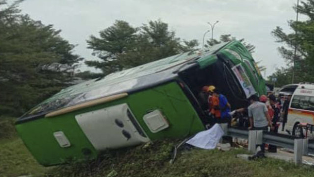 Bus yang mengangkut rombongan piknik Kelurahan Bendan Ngisor, Kota Semarang, mengalami kecelakaan di Tol Pemalang-Batang KM 312B. Foto: Dok. Istimewa